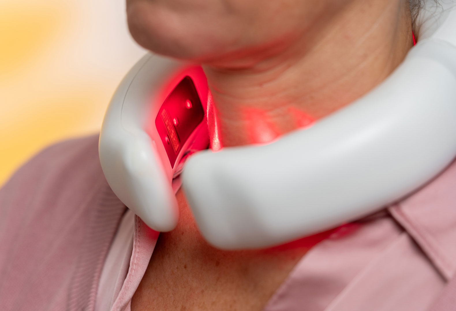 LumoHome Anwendung Nackenlaser Nahaufnahme der LumoHome Lasertherapie am Nacken während der Anwendung
